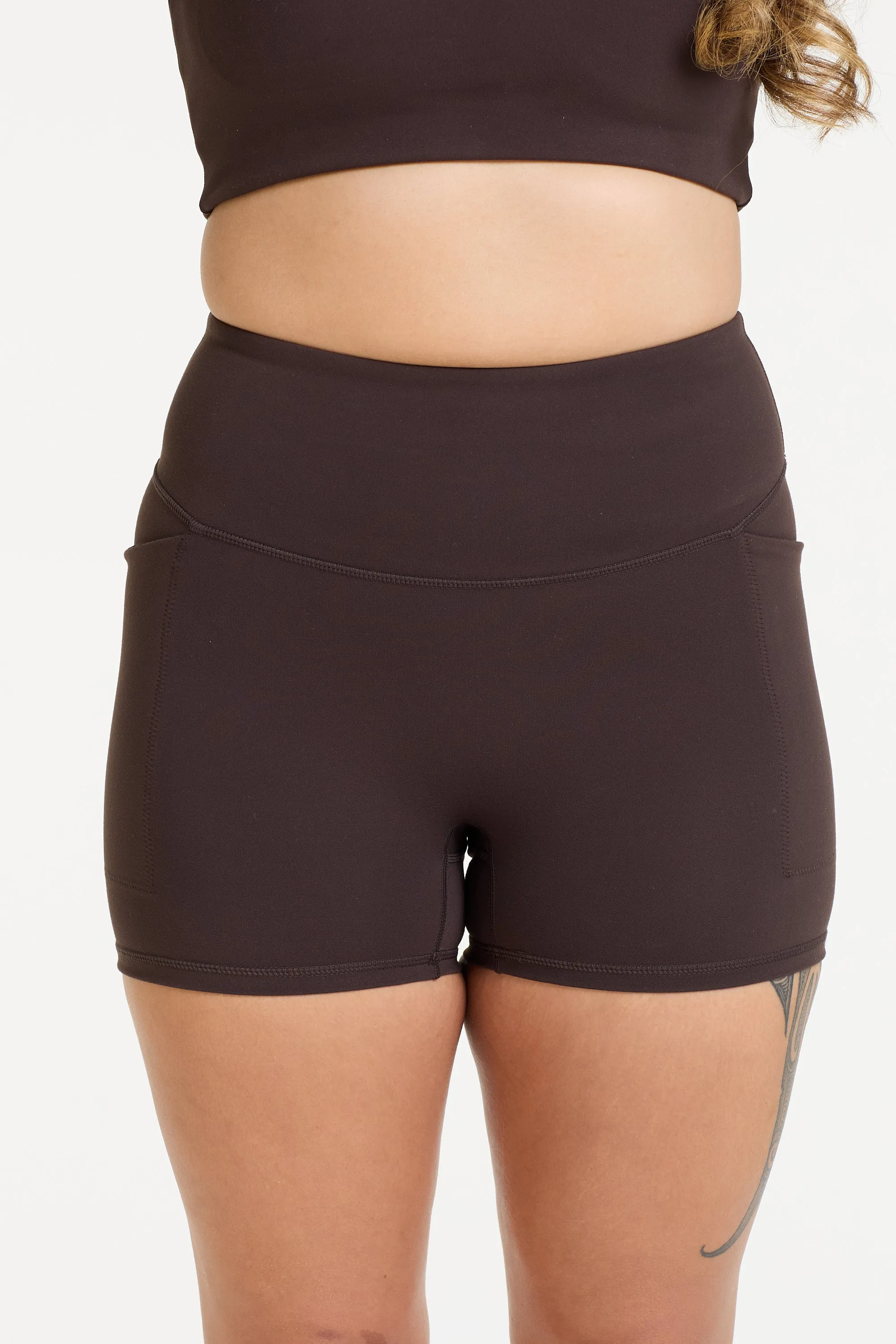 STAPLE W/ POCKET SHORT SHORT COCOA