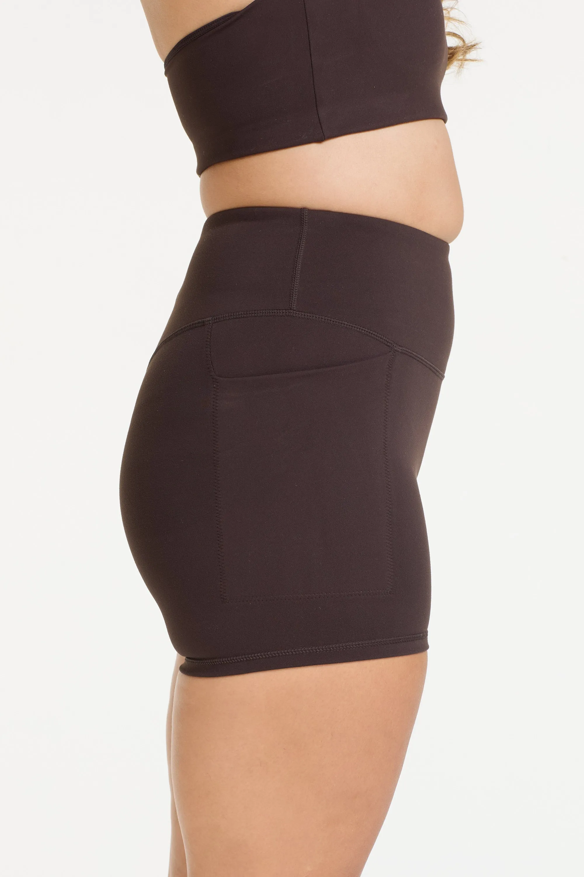 STAPLE W/ POCKET SHORT SHORT COCOA