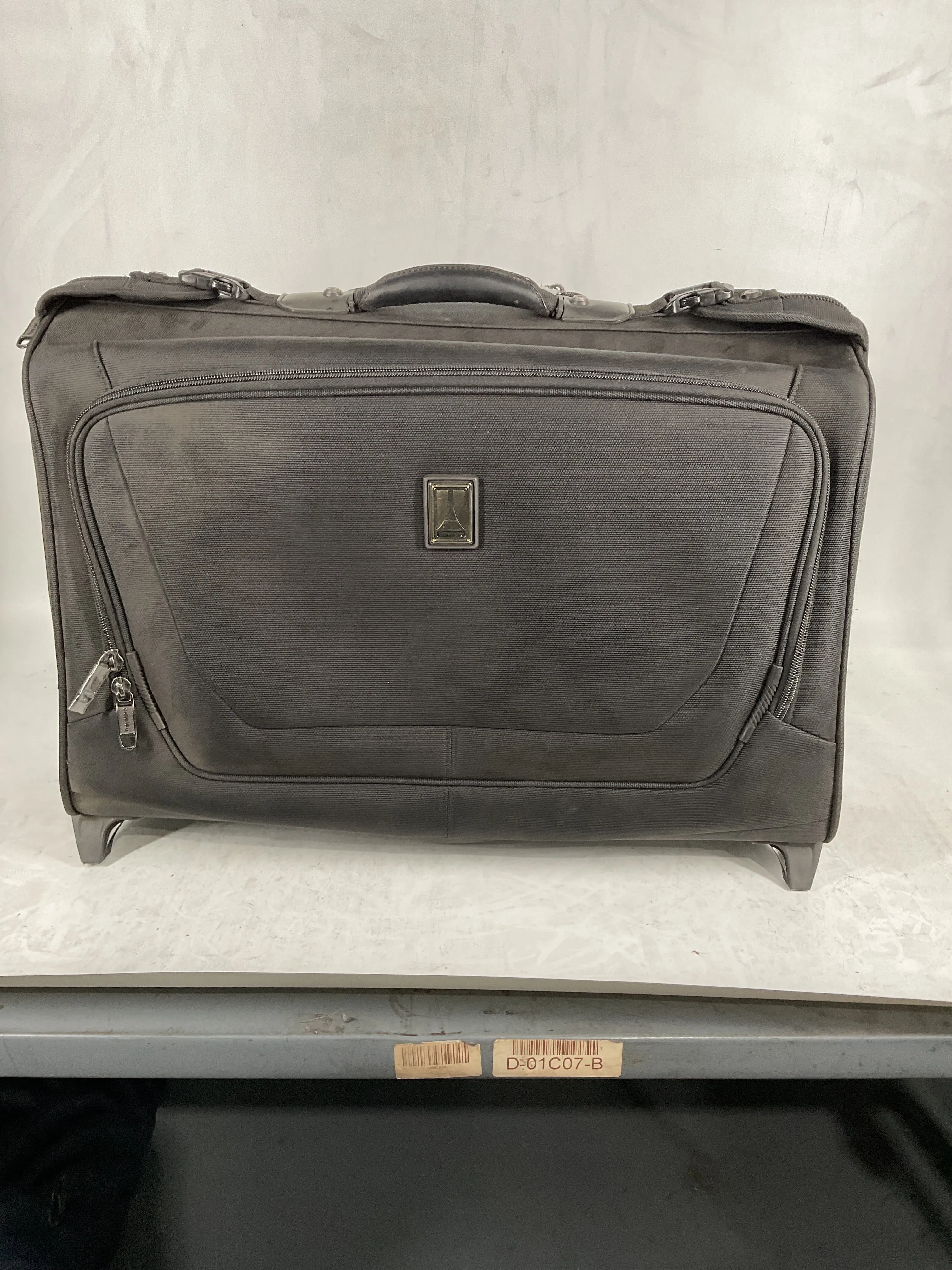 Travelpro Maxlite 5 Softside Lightweight Carry-On Upright 2 Wheel Rolling Garment Bag, Men and Women Black One Size U9